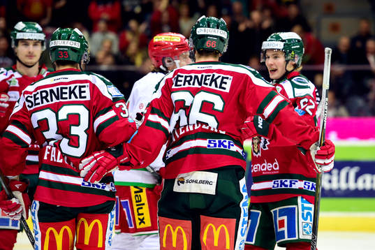 Frölundas Oscar Fantenberg jublar med lagkamraterna