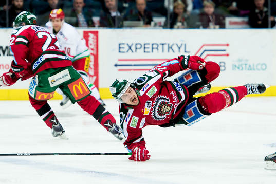 Frölundas Patrik Carlsson åker på en flygtur