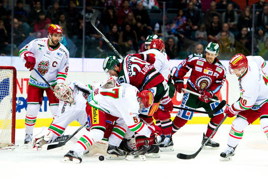 Tumult framför Modos målvakt Jonatan Bjurö