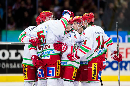 Modos  Noah Welch klappar om Emil Djuse