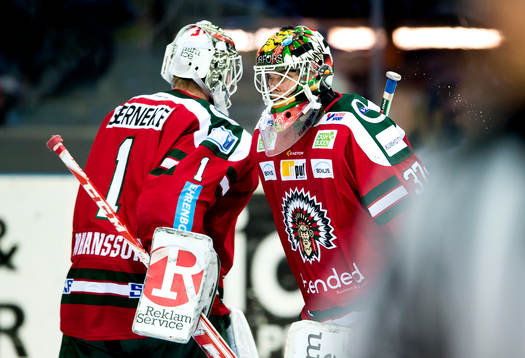 Frölundas målvakt Lars Johansson byter av målvakt Johan
