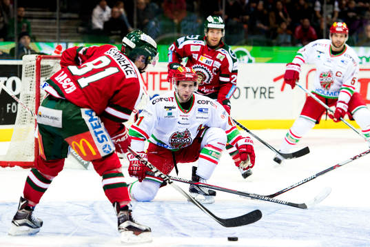 Modos Oscar Hedman täcker skott från Frölundas Ryan Lasch