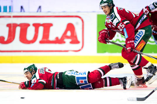 Frölundas Mats Rosseli Olsen har just krockat med Oliver