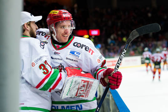 Modos målvakt Adam Reideborn kramar om Jonathan Léman