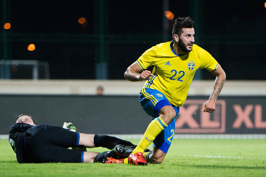 Sveriges Mikael Ishak  jublar