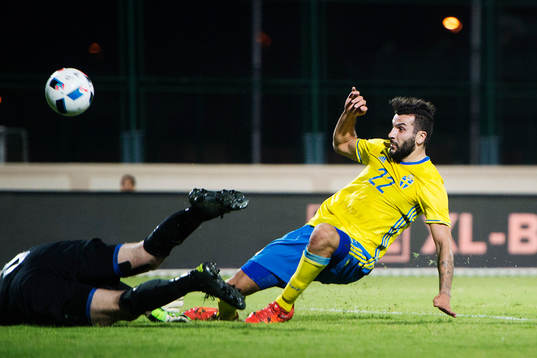 Sveriges Mikael Ishak gör 1-1
