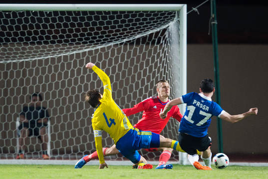 Estlands Albert Prosa gör 0-1 bakom Sveriges målvakt