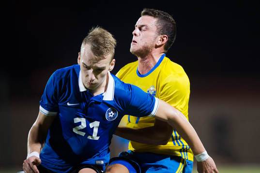 Sveriges Kerim Mrabti i en duell med Estlands Nikita Baranov