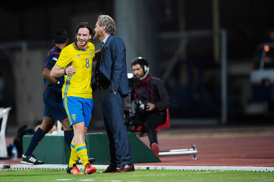 Sveriges Gustav Svensson tackas av förbundskapten Erik