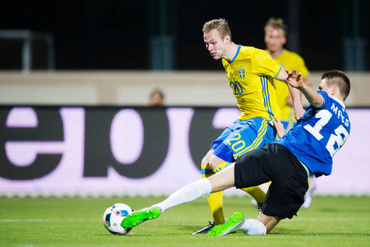 Sveriges Gustav Engvall stoppas av Estlands Karol Mets