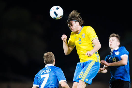 Sveriges Gustav Svensson i en nickduell mot Estlands