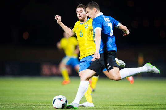 Sveriges Marcus Rohdén försöker stoppa Estlands Sander