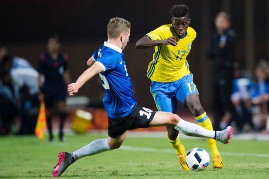 Estlands Markus Jürgenson försöker stoppa Sveriges Pa