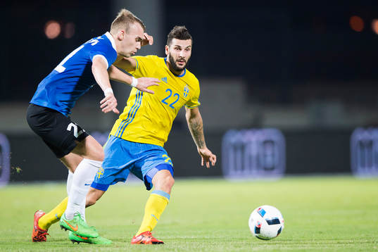 Estlands Nikita Baranov och Sveriges Mikael Ishak