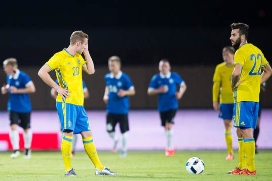 Sveriges Gustav Engvall och Mikael Ishak deppar