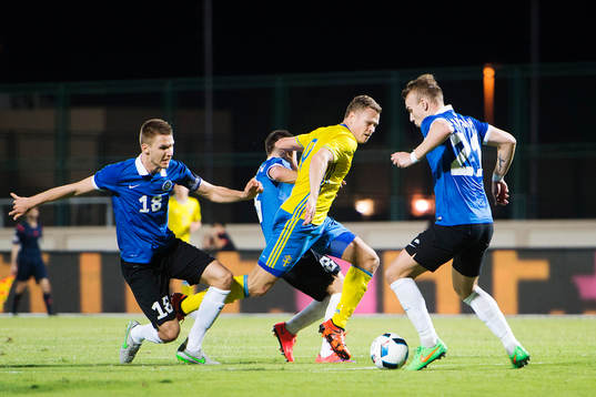 Sveriges Viktor Claesson tar sig förbi Estlands Karol Mets