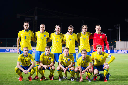 Sveriges spelare ställer upp för en lagbild. Övre raden