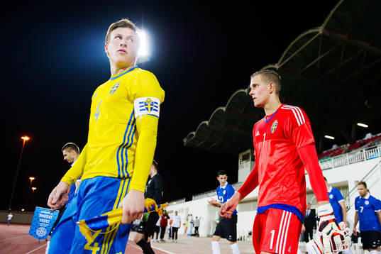 Sveriges Emil Bergström och målvakt Karl-Johan Johnsson