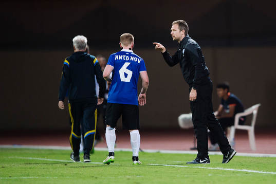 Estlands förbundskapten Magnus Pehrsson ger instruktioner