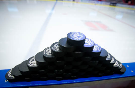 Puckar uppstaplade på hög inuti Behrn Arena