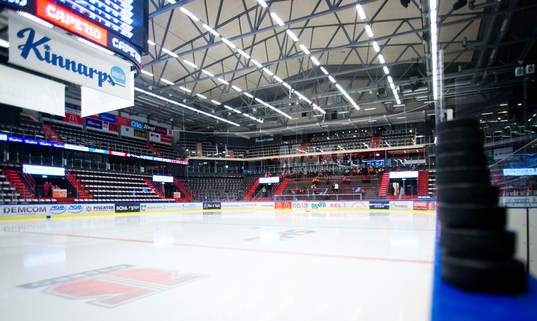 Puckar uppstaplade på hög inuti Behrn Arena