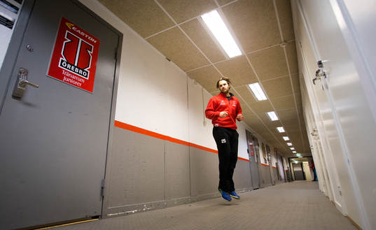 Örebros Martin Johansson värmer upp inuti spelargången i