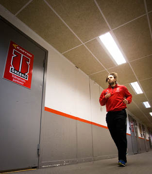 Örebros Martin Johansson värmer upp inuti spelargången i