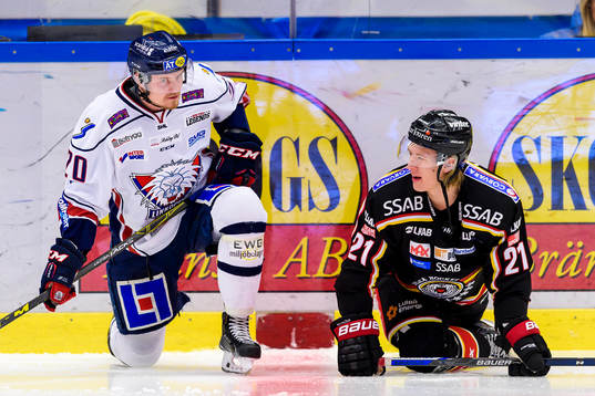 Linköpings Nick Sörensen och Luleås Emil Sylvegård på