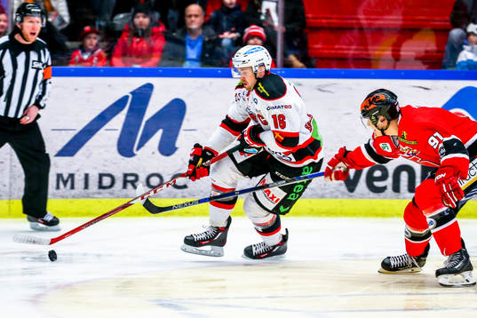 Malmö Redhawks Magnus Häggström och Örebros Jakub