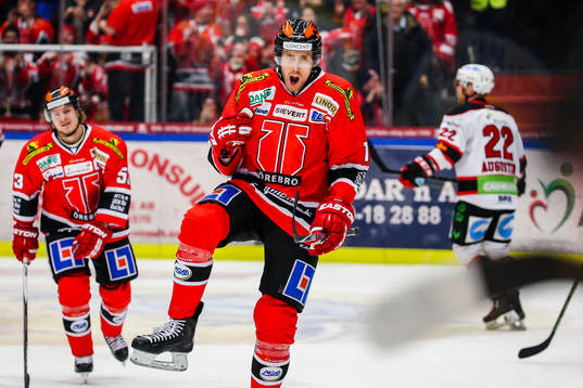 Örebros Marko Anttila  jublar