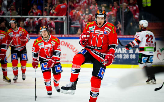 Örebros Marko Anttila gör 1-0 och jublar