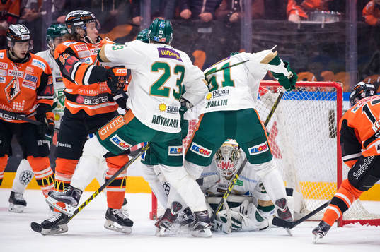 Martin Röymark trycker undan Karlskronas Jesper Olofsson