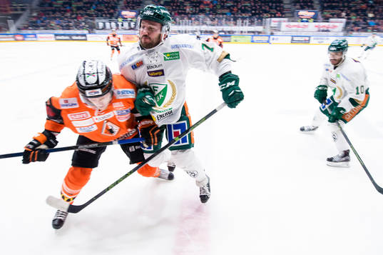 Färjestads Travis Turnbull trycker ner Karlskronas Henrik