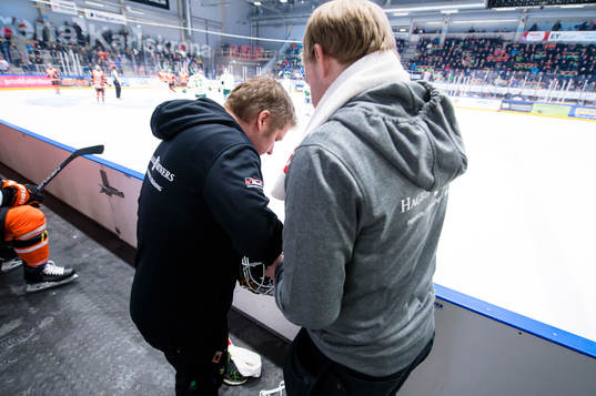 Karlskronas målvakt Johan Holmqvist får ett skott på sin
