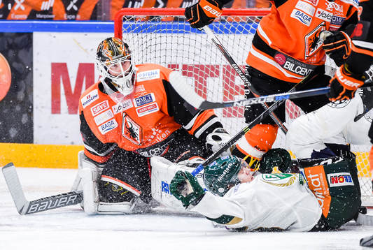 Färjestads Mikael Johansson kvitterar till 1-1 bakom