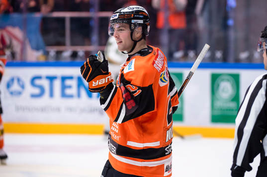 Karlskronas Riley Holzapfel  har gjort 1-0 och jublar
