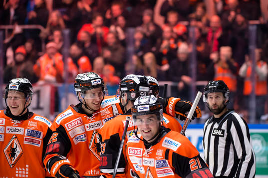 Karlskronas Riley Holzapfel  har gjort 1-0 och jublar