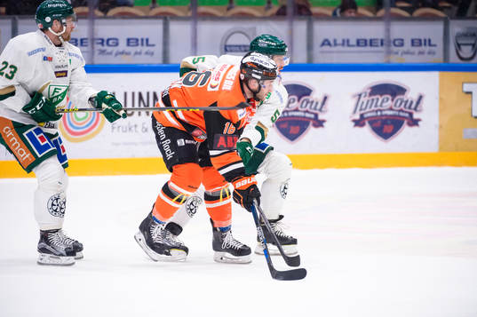 Karlskronas John Henrion i kamp om pucken