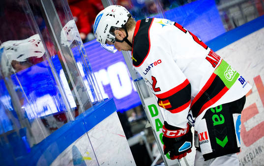 Malmö Redhawks Erik Andersson åker av isen skadad