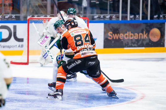 Karlskronas Jimmy Andersson försöker trycka undan en