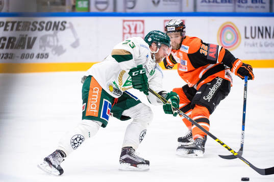 Färjestads Martin Röymark tar sig förbi Karlskronas