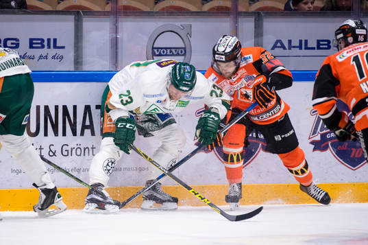 Färjestads Martin Röymark i kamp om pucken med
