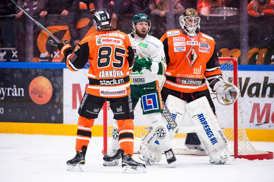 Karlskronas Toni Kähkönen rycker väck en