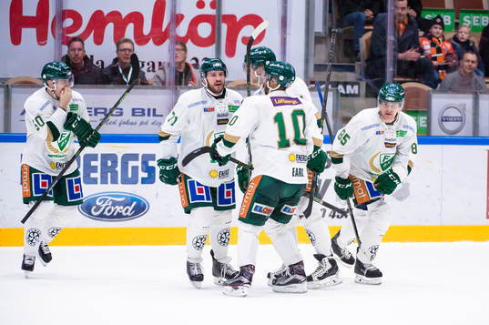 Färjestads Robbie Earl  har gjort 2-1 och jublar