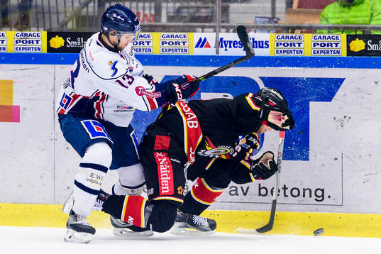 Linköpings Andrew Gordon tacklar Luleås Johan Harju