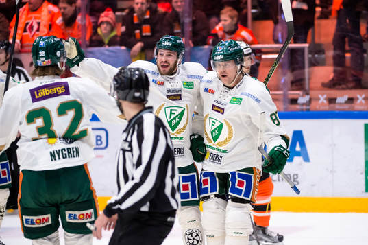 Färjestads Mikael Johansson har gjort 3-1 och jublar