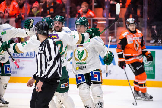 Färjestads Mikael Johansson har gjort 3-1 och jublar