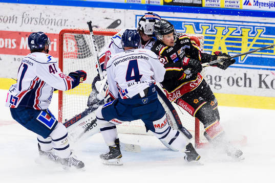 Linköpings Chad Billins tacklar Luleås Karl Fabricius