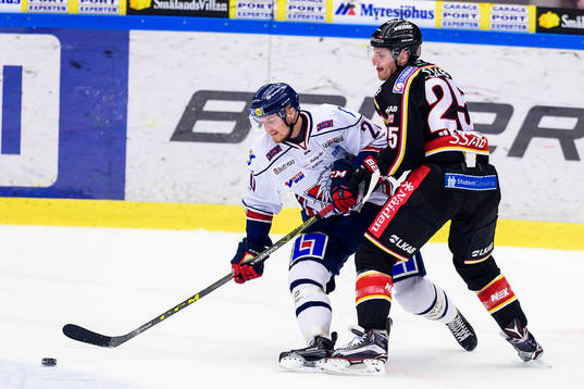 Linköpings Nick Sörensen jagas av Luleås Anton Hedman