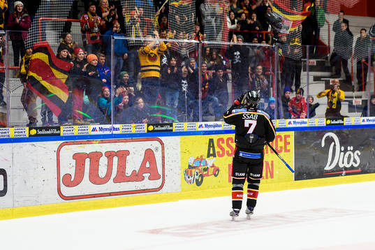 Luleås Jan Sandström jublar framför hemmaklacken